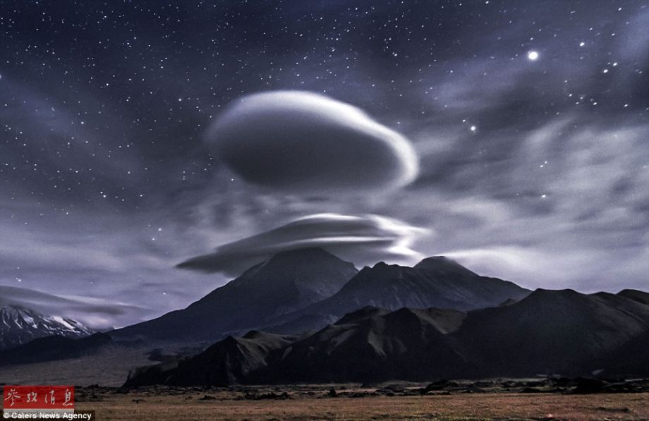 火山上籠罩著類似于外星飛碟形狀的云彩，場(chǎng)景猶如科幻大片。