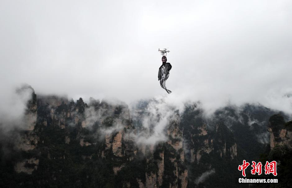 5名來自西安的大學(xué)生來到湖南張家界武陵源百龍?zhí)焯菥皡^(qū)為游客們上演了一場“萬圣空中幽靈秀”。