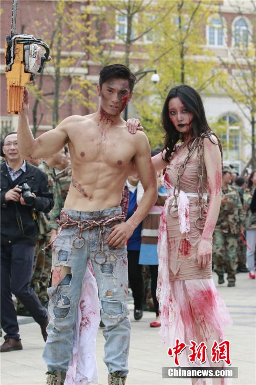 男神教師扮“鬼”學(xué)生稱其為“史上顏值最高男鬼”。何浠 攝