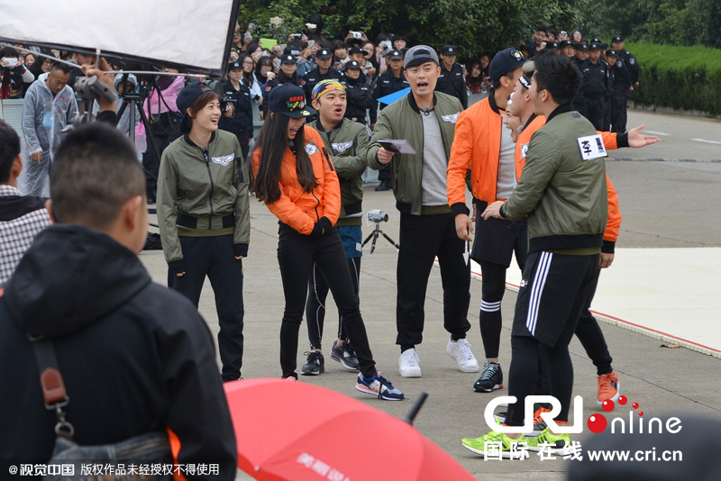 《奔跑吧兄弟》第三季劇組到南京錄制節(jié)目。