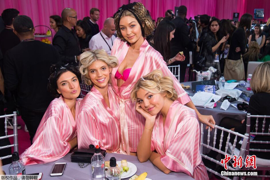 圖為模特Jacquelyn Jablonski（左起），Devon Windsor，Gigi Hadid和Rachel Hilbert在后臺合影。