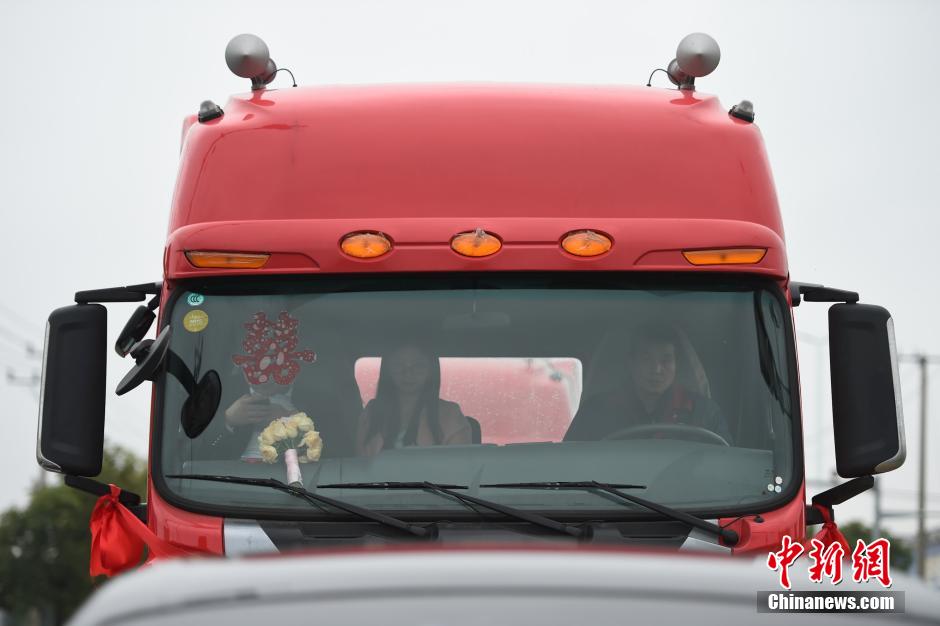 浙江現(xiàn)“霸氣”婚車隊 一輛勞斯萊斯引領(lǐng)八輛“大卡” 浙江現(xiàn)“霸氣”婚車隊 一輛勞斯萊斯引領(lǐng)八輛“大卡”