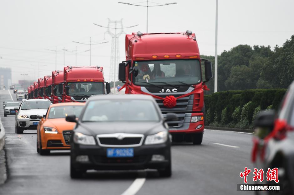 浙江現(xiàn)“霸氣”婚車隊 一輛勞斯萊斯引領(lǐng)八輛“大卡” 浙江現(xiàn)“霸氣”婚車隊 一輛勞斯萊斯引領(lǐng)八輛“大卡”