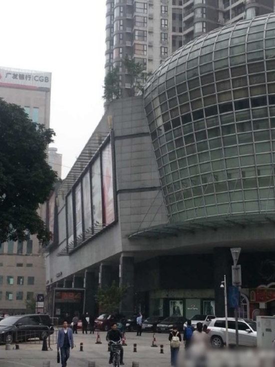 一輛停在停車位上的寶馬轎車，被墜落的樹枝砸中，樹枝徑直插入車內(nèi)，現(xiàn)場引發(fā)不少市民圍觀拍照。