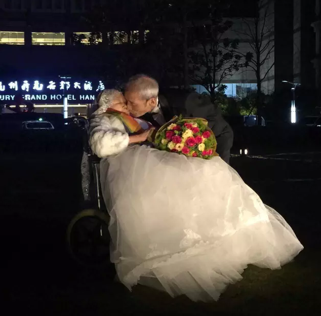 情人節(jié)最溫暖告白！84歲老人包下整樓示愛老伴