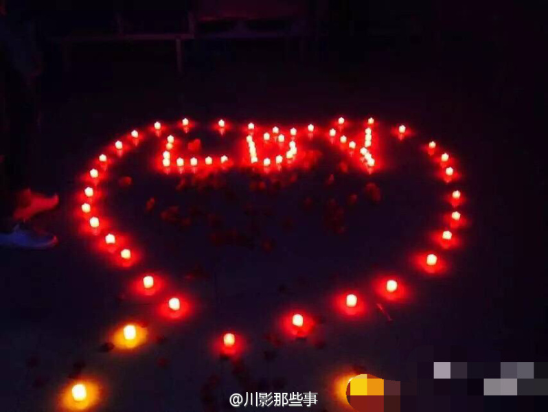 四川某高校全班男生單膝跪地 給女輔導(dǎo)員慶生 四川某高校全班男生單膝跪地 給女輔導(dǎo)員慶生