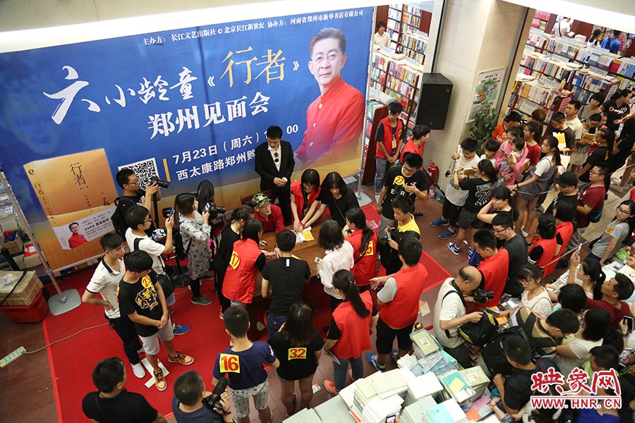 不到三個小時的簽售時間，六小齡童累計簽售自傳2900余冊，創(chuàng)造了鄭州購書中心的歷史記錄.jpg