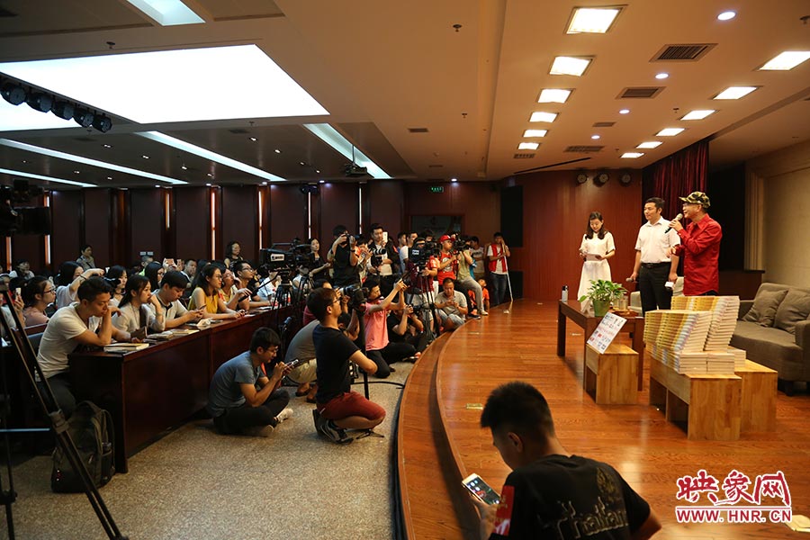 河南本土主流媒體基本全部到場，六小齡童接受記者提問。