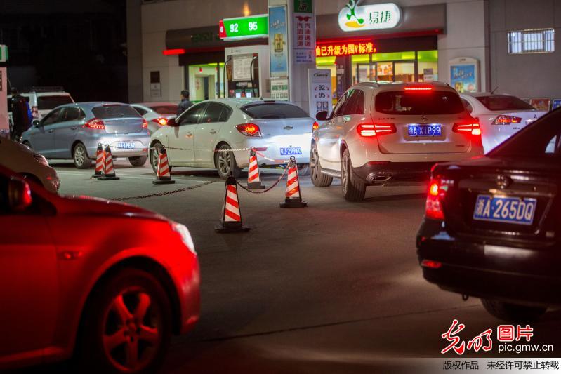 油價(jià)創(chuàng)四年來(lái)最大漲幅 杭州車(chē)主深夜排長(zhǎng)隊(duì)加油