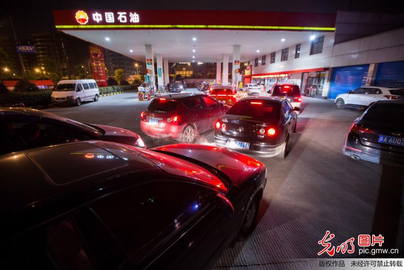 油價(jià)創(chuàng)四年來(lái)最大漲幅 杭州車(chē)主深夜排長(zhǎng)隊(duì)加油