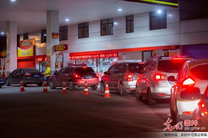 油價(jià)創(chuàng)四年來(lái)最大漲幅 杭州車(chē)主深夜排長(zhǎng)隊(duì)加油