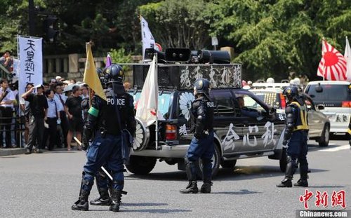 現(xiàn)場10多名日本警察身穿防暴制服，嚴(yán)防右翼份子鬧事。