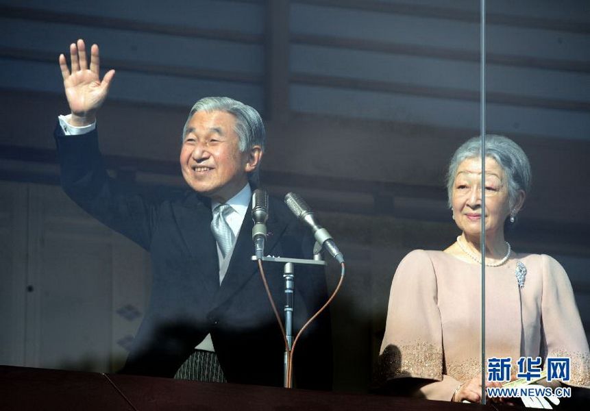 當(dāng)?shù)貢r(shí)間12月23日，在位于日本東京的皇宮，日本明仁天皇向民眾致意。