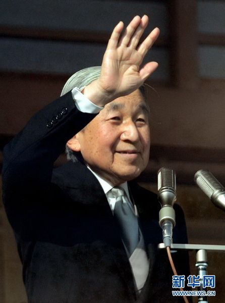 當(dāng)?shù)貢r(shí)間12月23日，在位于日本東京的皇宮，日本明仁天皇向民眾致意。