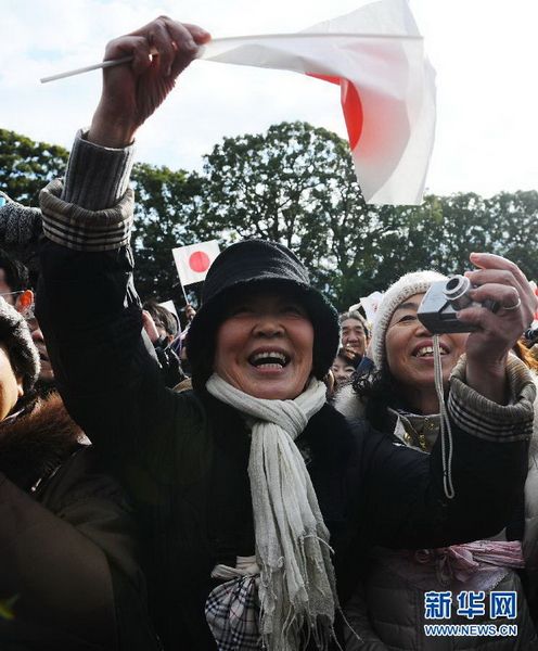 當(dāng)?shù)貢r(shí)間12月23日，在位于日本東京的皇宮，民眾向明仁天皇祝賀生日。