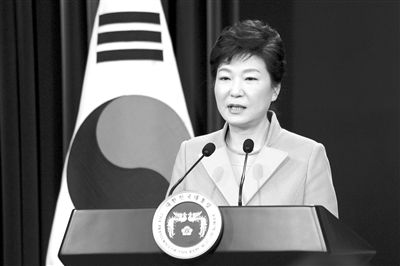 1月6日，韓國(guó)總統(tǒng)樸槿惠在首爾總統(tǒng)府青瓦臺(tái)舉行的新年記者會(huì)上發(fā)言。新華社發(fā)