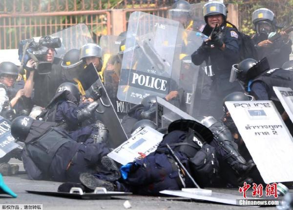 當?shù)貢r間2月18日，泰國曼谷警方與示威者發(fā)生沖突。