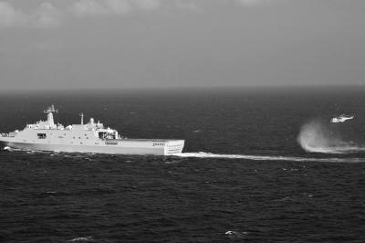 11日，抵達(dá)馬航飛機(jī)失聯(lián)海區(qū)的海軍井岡山艦與艦載直升機(jī)協(xié)同展開(kāi)立體搜救行動(dòng)。新華社發(fā)