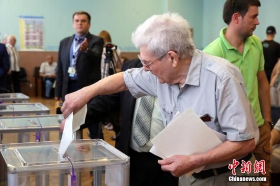 　5月25日，一名烏克蘭選民把填好的選票投入選票箱。