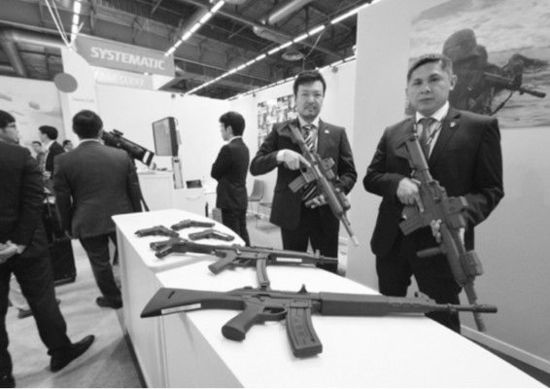 　日本企業(yè)在歐洲國際防務(wù)展上展示橡膠槍。