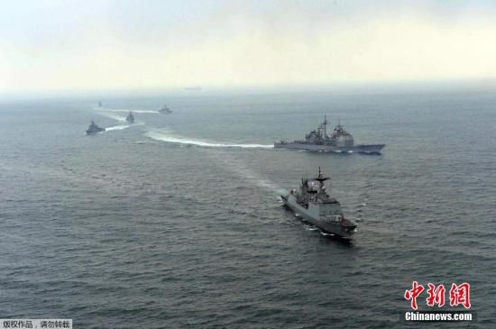 資料圖： 2014年3月14日，韓國與美國軍艦參加韓美2014“鷂鷹”聯(lián)合軍演。