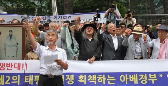 7月2日，在韓國首爾的日本駐韓國大使館前，民眾手持標(biāo)語參加抗議活動(dòng)。