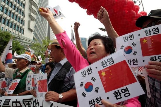 7月2日，在中國駐韓使館前，韓國民眾集會(huì)歡迎中國國家主席習(xí)近平訪韓，并打出寫有“釣魚島是中國的土地”字樣。