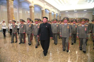 金正恩率領(lǐng)軍隊領(lǐng)導(dǎo)人等前往平壤錦繡山太陽宮瞻仰了金日成、金正日的遺容。