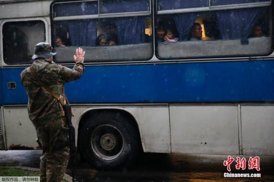烏克蘭頓涅茨克，烏克蘭政府軍對當?shù)爻掷m(xù)炮擊，民眾為躲避戰(zhàn)火，紛紛登上列車離開。