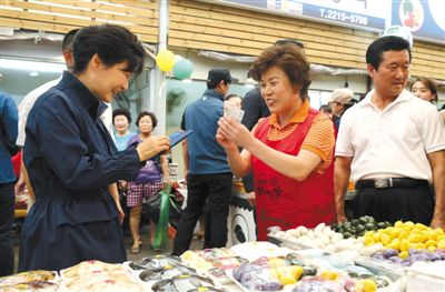 5日，韓國(guó)首爾，韓國(guó)總統(tǒng)樸槿惠在中秋前視察市場(chǎng)，購(gòu)買(mǎi)過(guò)節(jié)食品。