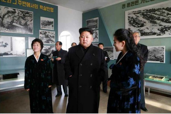 當?shù)貢r間2014年11月25日，據(jù)朝鮮《勞動新聞》報道，朝鮮領(lǐng)導人金正恩和妹妹金與正一起視察朝鮮反美