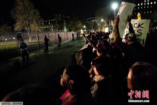 美國白宮前擠滿了抗議槍殺黑人青年的白人警察免遭起訴案件的美國民眾。
