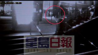 視頻拍到一名兇徒不斷踢打林泰紅圈內(nèi)。美國(guó)《星島日?qǐng)?bào)》