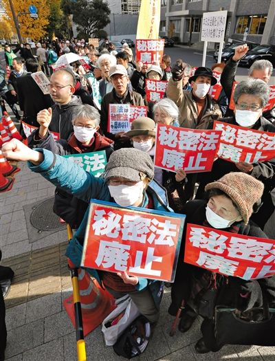 10日，日本東京，民眾聚集在首相官邸前，抗議當(dāng)天生效的《特定秘密保護(hù)法》。