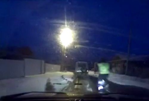 警車追逐中仍未追上可疑汽車，此時令人震驚的一幕出現(xiàn)，一名警察從警車中跳出來，向可疑車輛跑去。
