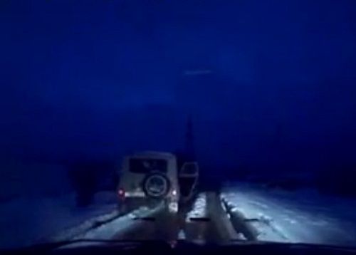 　　警察成功打開可疑汽車的車門并登上汽車，司機見狀立即停車及棄車逃走，警察則下車?yán)^續(xù)追捕司機。