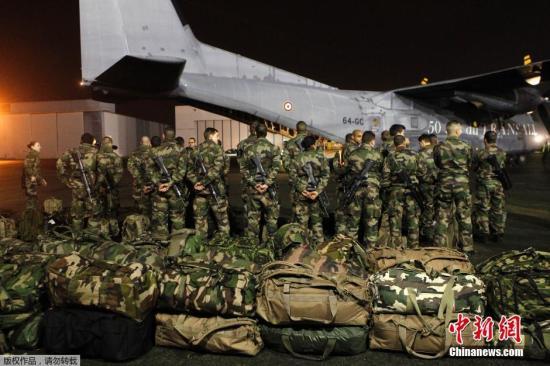 當(dāng)?shù)貢r(shí)間1月7日，法國軍人抵達(dá)巴黎布爾歇機(jī)場。他們將被部署在巴黎，以增強(qiáng)巴黎市的安保力量。