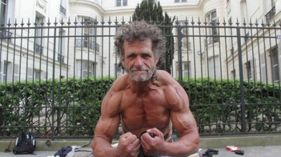 巴黎50歲流浪漢薩亞戈·雅克擁有一身壯碩的肌肉。（網(wǎng)頁截圖）