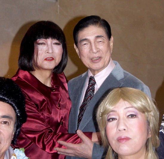 日本前首相鳩山由紀夫（后排左一）女性扮相演出音樂?。ňW(wǎng)頁截圖）
