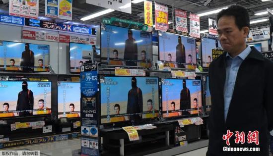 當?shù)貢r間1月20日，日本東京，民眾在電視機前觀看極端組織劫持綁架日本人質(zhì)事件最新播報。