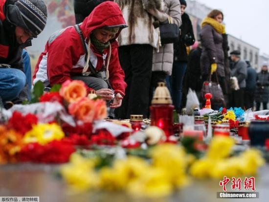 當(dāng)?shù)貢r(shí)間2015年1月25日，烏克蘭，烏克蘭民眾集會悼念在馬里烏波爾遭炮擊遇難的民眾。