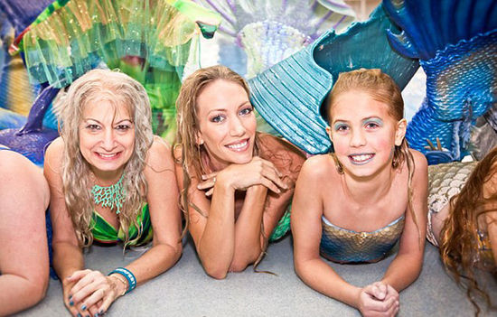 一年一度的Merfest大會在美國凱里舉行，數(shù)百男女齊聚那里慶祝成為“人魚”。（網頁截圖）