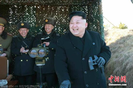 資料圖：當(dāng)?shù)貢r間2015年1月31日，據(jù)朝鮮《勞動新聞》報道，朝鮮最高領(lǐng)導(dǎo)人近日視察朝鮮?？哲娐?lián)合演習(xí)，演習(xí)中還出動了戰(zhàn)斗機和潛艇。