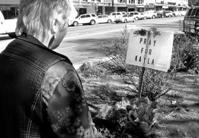 2月10日，美國亞利桑那州，民眾獻花悼念遇難的美國人質(zhì)米勒。圖/東方IC