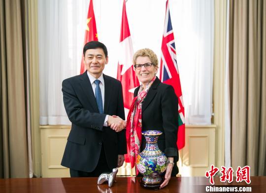 圖示省長韋恩（右）與薛冰總領事首度官式會晤。　安省/攝