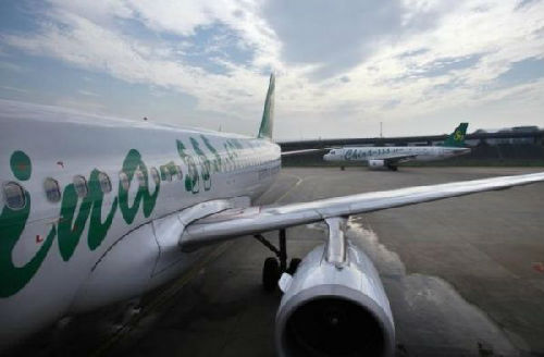 資料圖片：上海虹橋機(jī)場(chǎng)?？康囊患艽呵锖娇湛蜋C(jī)。（圖片來源：路透社）