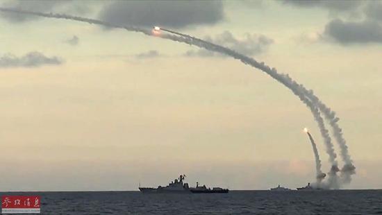 圖為里海艦隊軍艦從里海水域發(fā)射18枚“口徑-NK”巡航導彈。