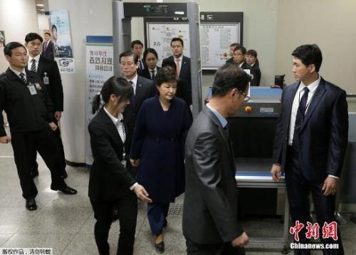 資料圖：當地時間3月30日，韓國法院就是否批捕前總統樸槿惠進行審理，樸槿惠以犯罪嫌疑人身份出庭接受拘捕令實質審查。