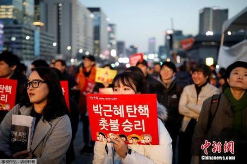 資料圖：當地時間3月10日上午，韓國憲法法院就總統彈劾案審判，樸槿惠被立即免去總統職務。當晚，韓國民眾走上首爾街頭舉行燭光集會。