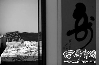 昨日，徐萬發(fā)躺在自家床上，鼻子插著氧氣管 記者張杰攝